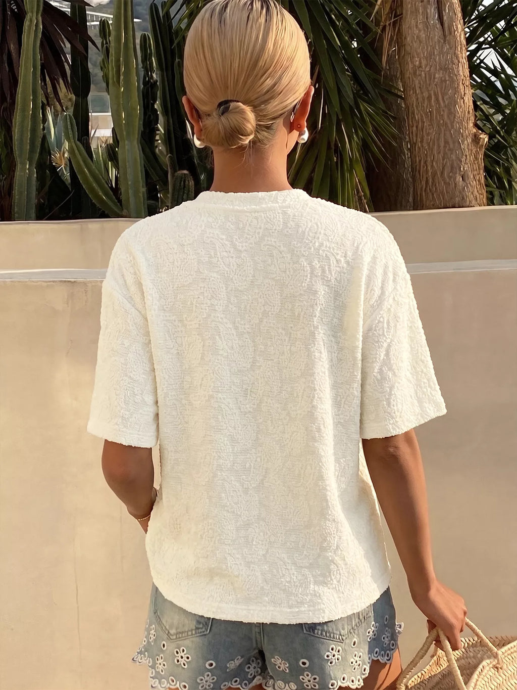 Camiseta casual con textura paisley refinada