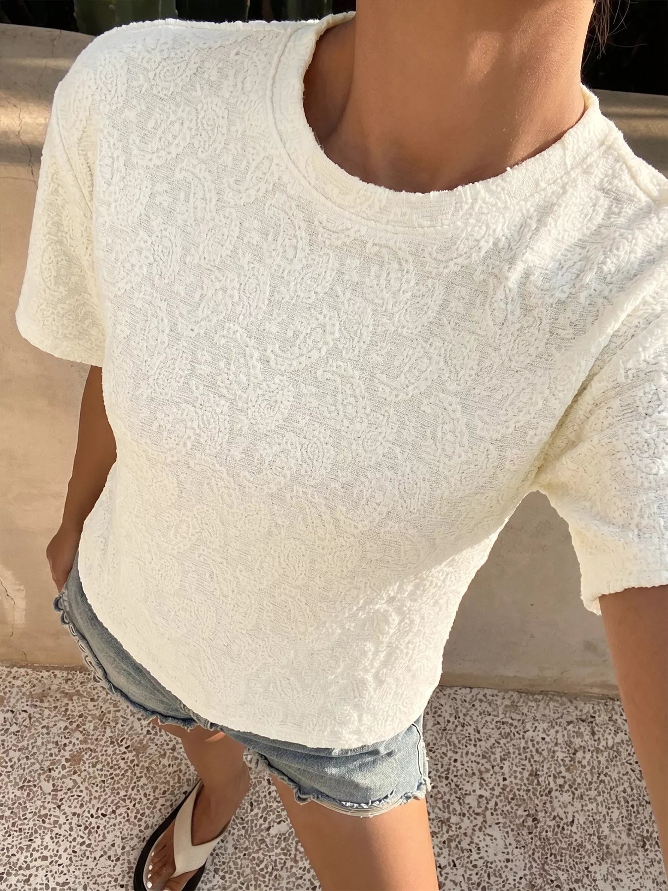 Camiseta casual con textura paisley refinada