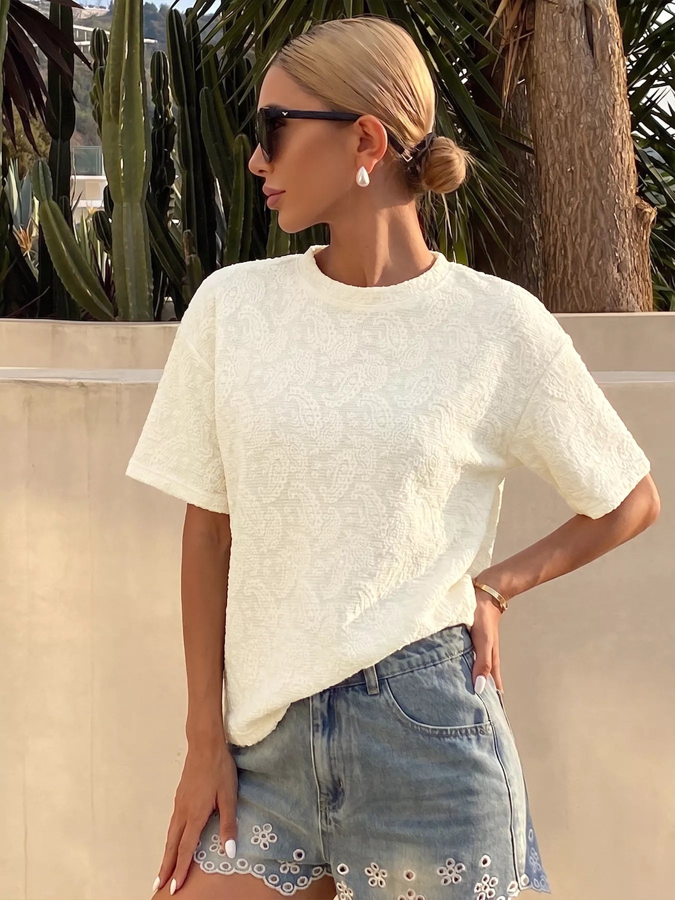 Camiseta casual con textura paisley refinada