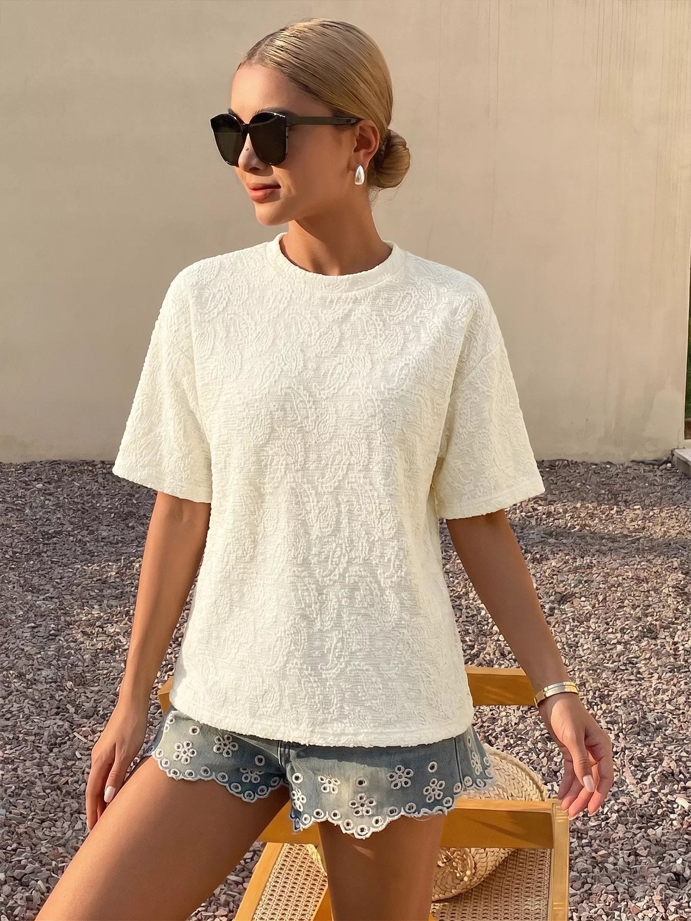 Camiseta casual con textura paisley refinada