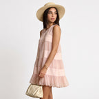 Carla | Vestido corto patchwork rosa claro en capas de chiffon plisado y satinado